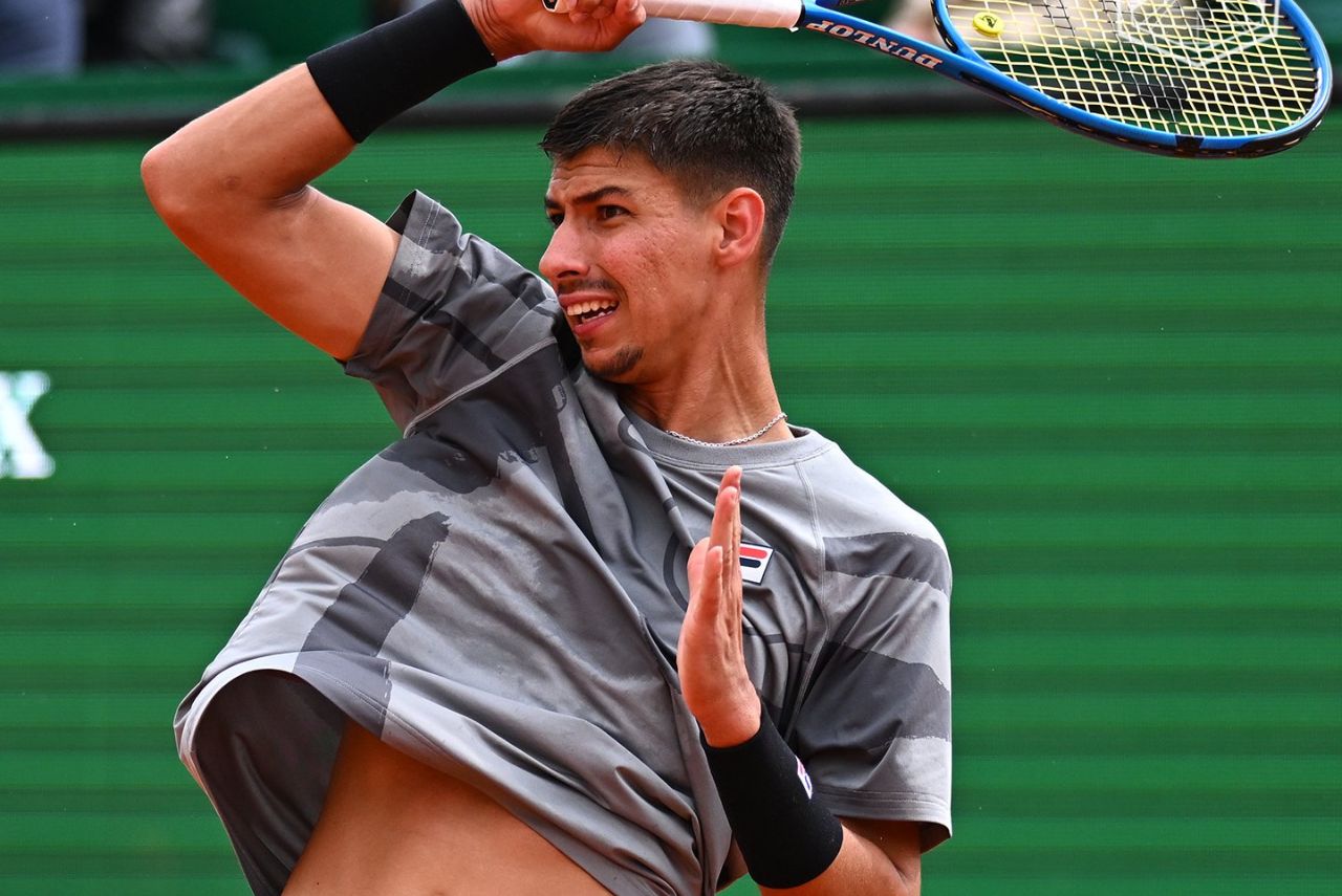Tenista Alexei Popyrin em jogo contra Rublev do Masters 1000 de Monte Carlo em 2024