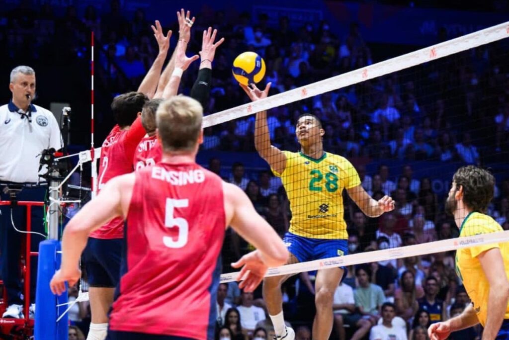 Darlan Souza em jogo da VNL 2023 com a Seleção Brasileira de Vôlei