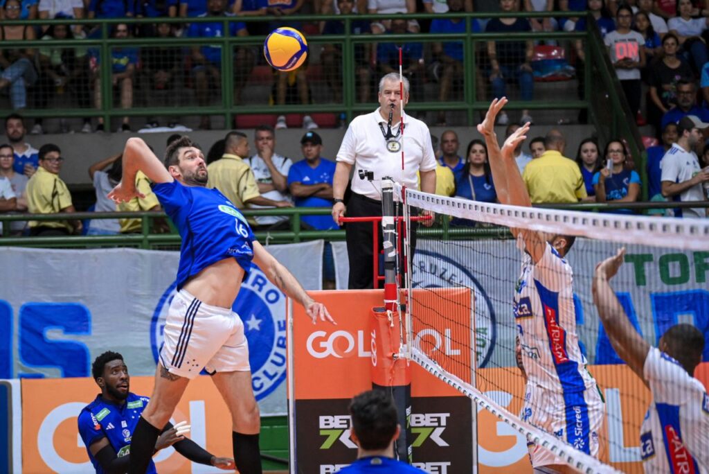 Lance de jogo do Sada Cruzeiro contra o Vôlei Renata na Superliga Masculina em 2024