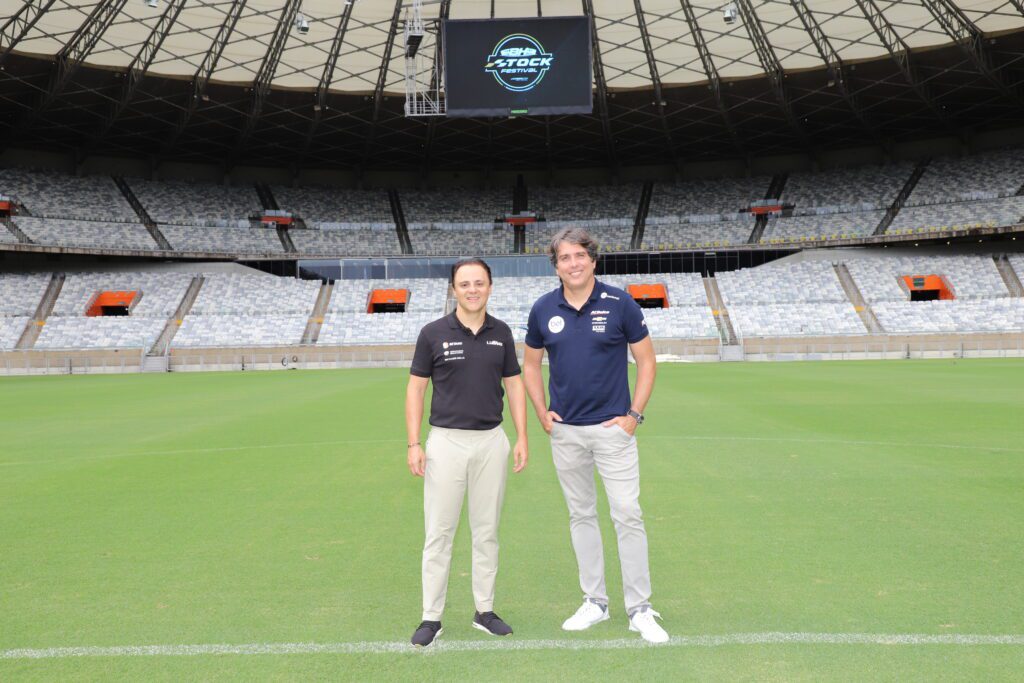Felipe Massa e Cacá Bueno, da Stock Car, no gramado do Mineirão