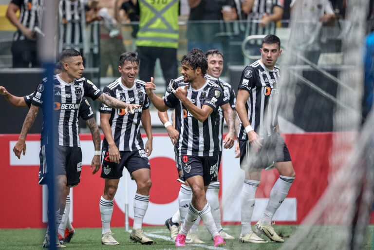 <p>Scarpa marcou o primeiro na vitória do Atlético-MG sobre o Rosario Central (Foto: Pedro Souza/CAM)</p>

