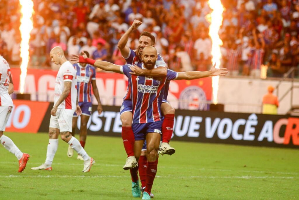Thaciano e Everton Ribeiro comemoram gol do Bahia