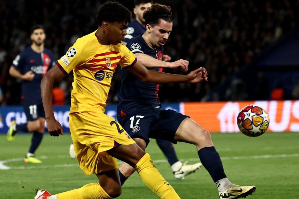 Lamine Yamal em campo contra o PSG