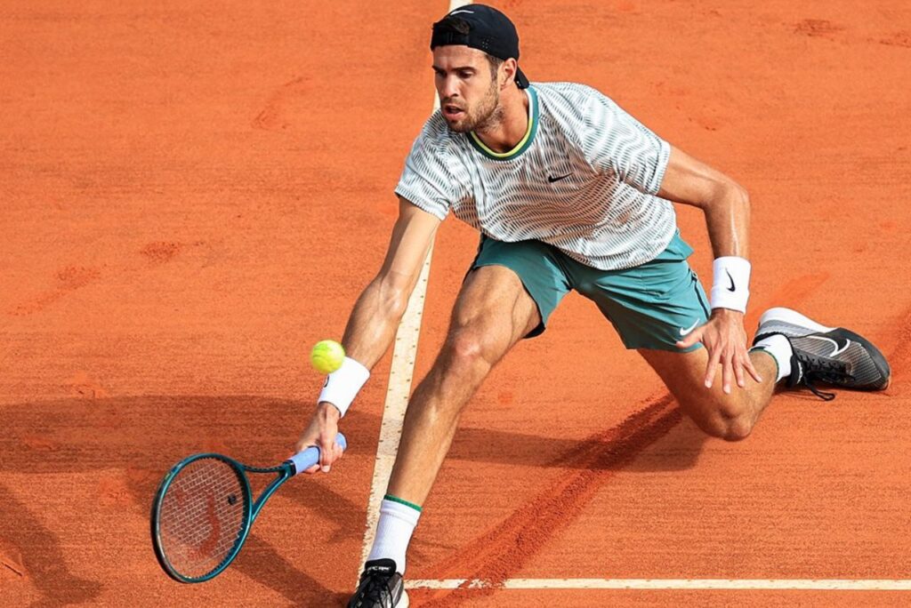 Tenista Karen Khachanov em jogo do Masters 1000 de Monte Carlo 2024