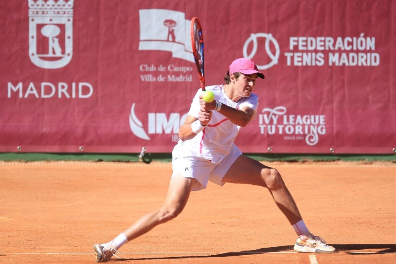 Tenista João Fonseca em jogo do Challenger 100 de Madrid