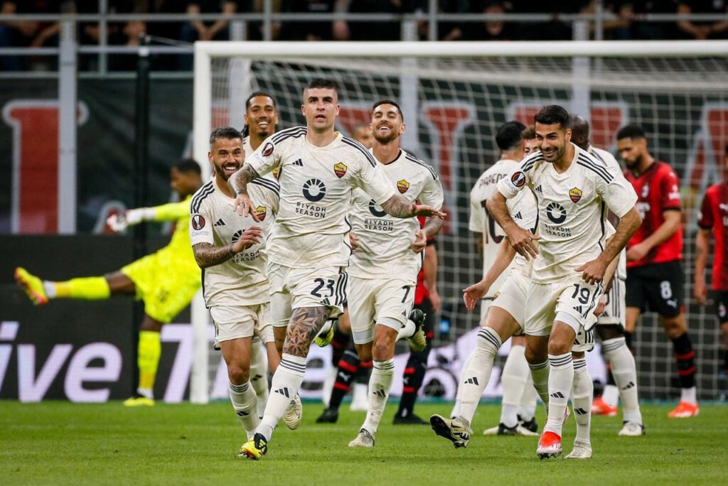 Gianluca Mancini comemora gol pela Roma contra o Milan na Liga Europa em 2024