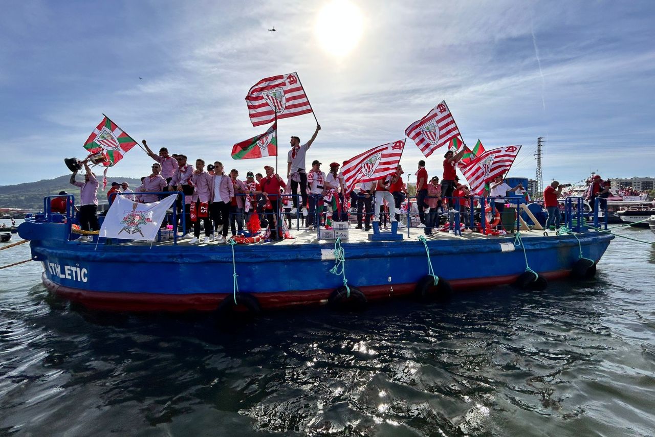 Athletic Bilbao reúne multidão em desfile de barcos para festejar título da Copa do Rei
