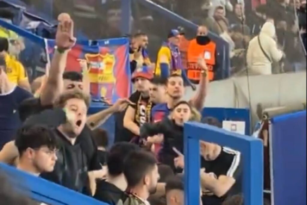 Grupo de torcedores do Barcelona durante o jogo com o PSG. Foto: Reprodução/X