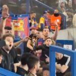 Grupo de torcedores do Barcelona durante o jogo com o PSG. Foto: Reprodução/X