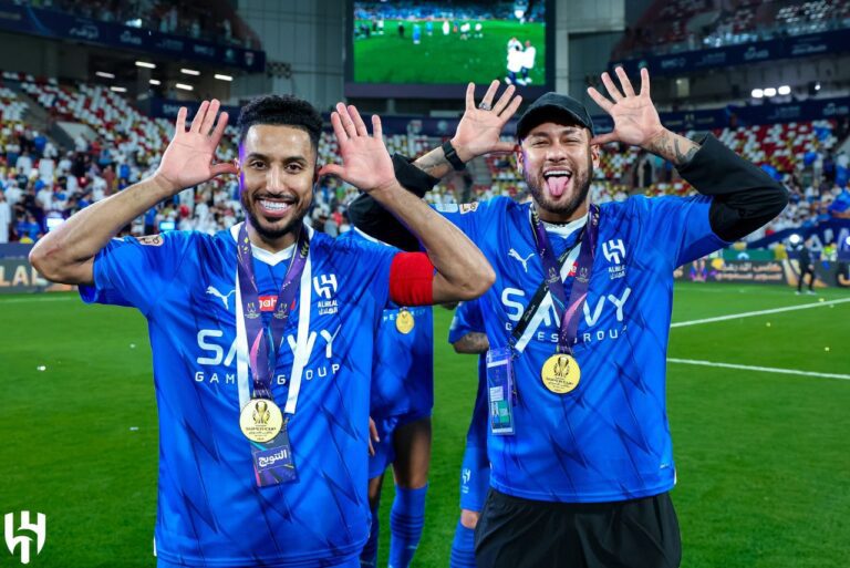 <p>Salem Al-Dawsari e Neymar comemoram título da Supercopa Saudita (Foto: Divulgação/Al-Hilal)</p>
