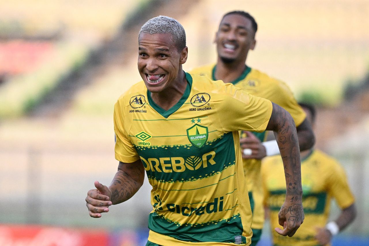 Deyverson comemora gol pelo Cuiabá