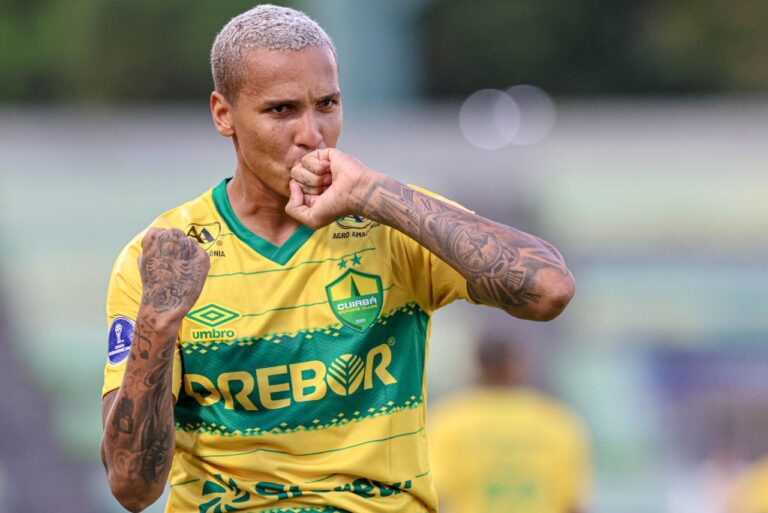<p>Deyverson foi procurado pelo Cruzeiro e pode acertar saída do Cuiabá (Foto: Divulgação/Cuiabá)</p>
