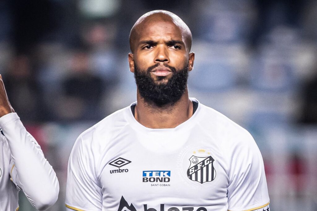 Zagueiro Messias, reforço do Goiás, em jogo do Santos em 2023