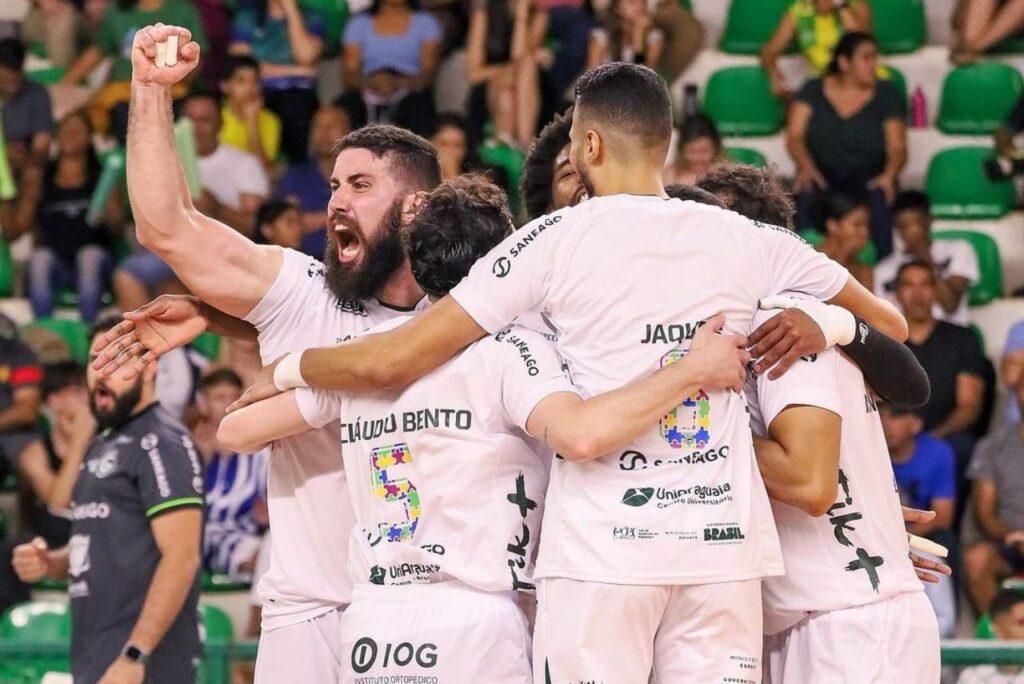 Jogadores do Saneago Goiás comemoram vitórias na Superliga B de Vôlei 2024