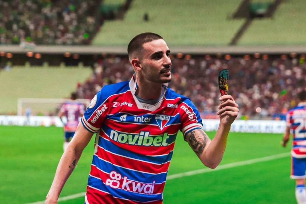 Atacante Thiago Galhardo, reforço do Goiás, em jogo do Fortaleza em 2023