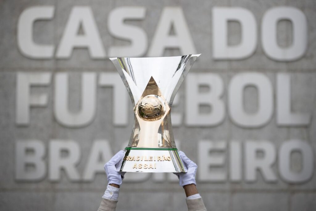 Disputa pelo troféu do Brasileirão promete ser acirrada em 2024 (Foto: Lucas Figueiredo/CBF)
