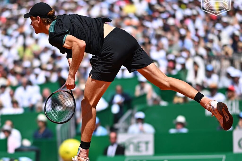 Tenista Jannik Sinner em jogo do Masters 1000 de Monte Carlo 2024