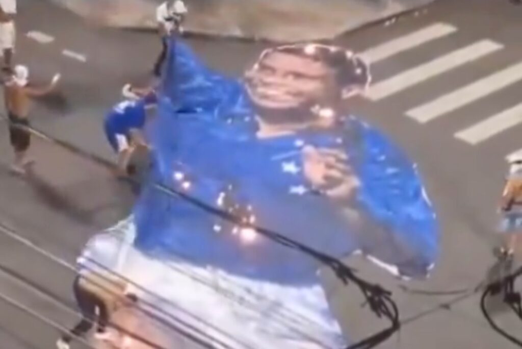 Torcedores do Cruzeiro queimaram bandeira de Ronaldo (Foto: Reprodução)