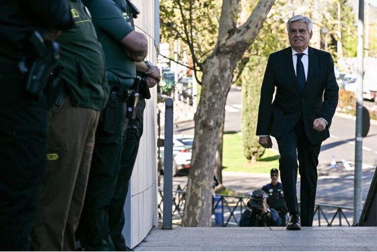 <p>Pedro Rocha, sucessor de Rubiales, em um tribunal da Espanha (Foto: Javier Soriano/AFP)</p>
