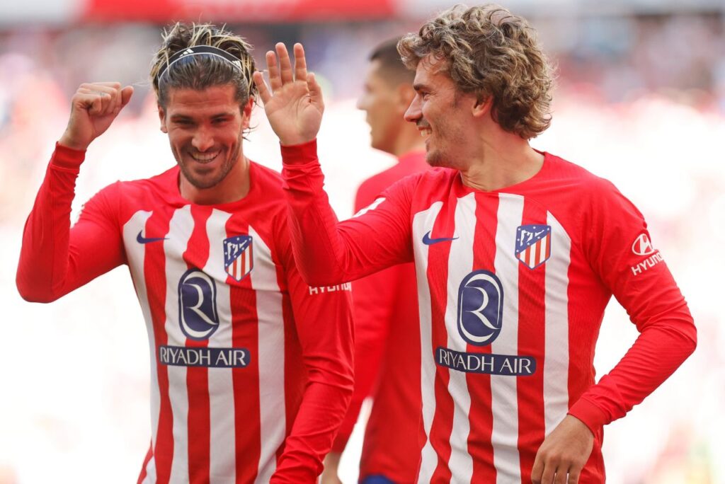 Rodrigo de Paul e Antoine Griezmann comemoram gol do Atlético de Madrid contra o Girona no Campeonato Espanhol em 2024