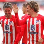 Rodrigo de Paul e Antoine Griezmann comemoram gol do Atlético de Madrid contra o Girona no Campeonato Espanhol em 2024