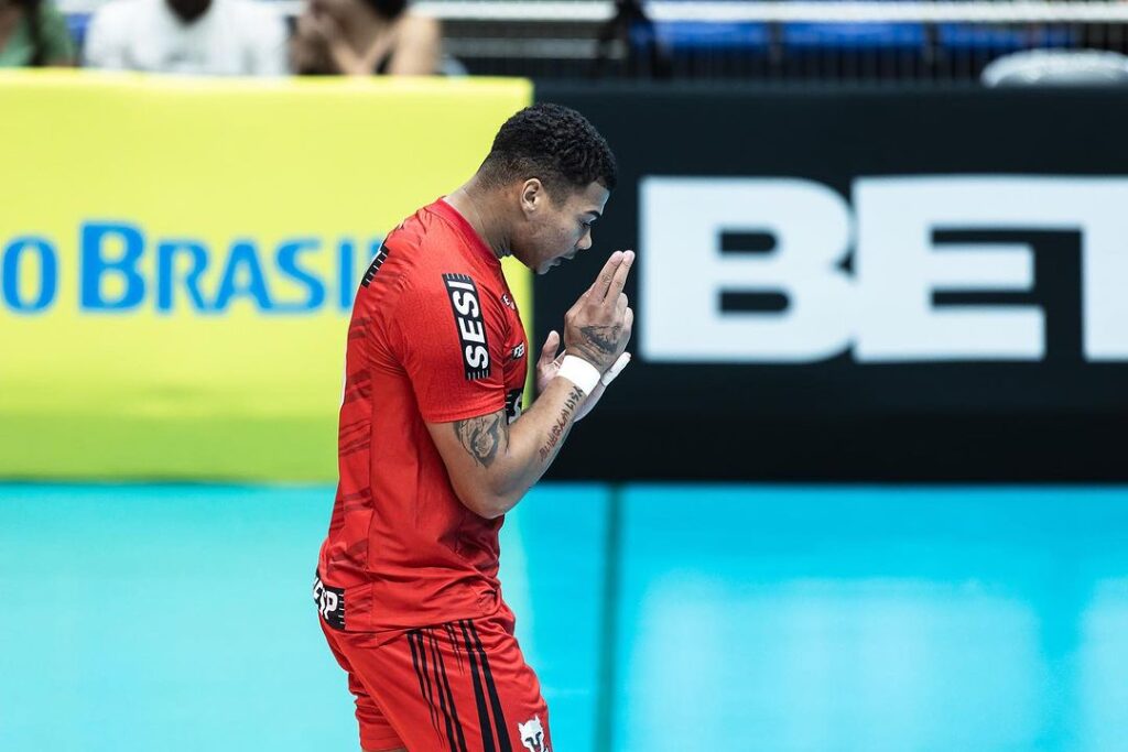 Oposto Darlan Souza comemora ponto pelo Sesi Bauru na Superliga em 2024