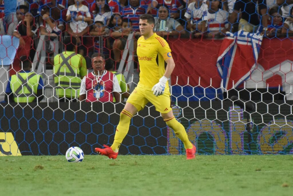 Goleiro Rafael Cabral em jogo do Cruzeiro contra o Fortaleza em 2023