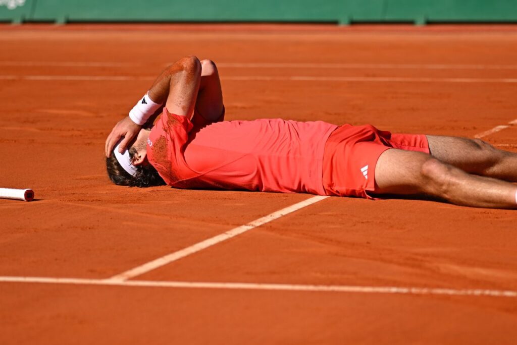 Tenista Stefanos Tsitsipas comemorando título do Masters 1000 de Monte Carlo em 2024