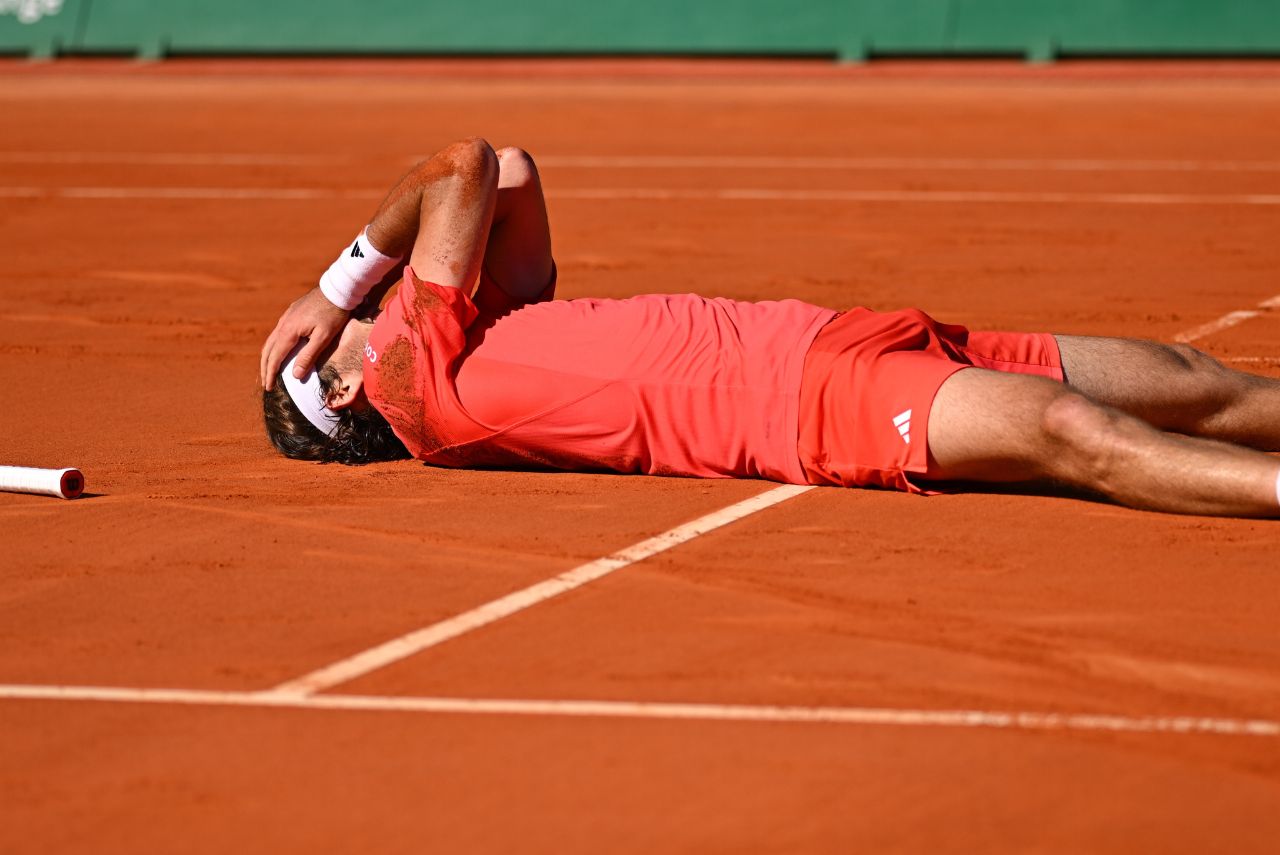 Tenista Stefanos Tsitsipas comemorando título do Masters 1000 de Monte Carlo em 2024