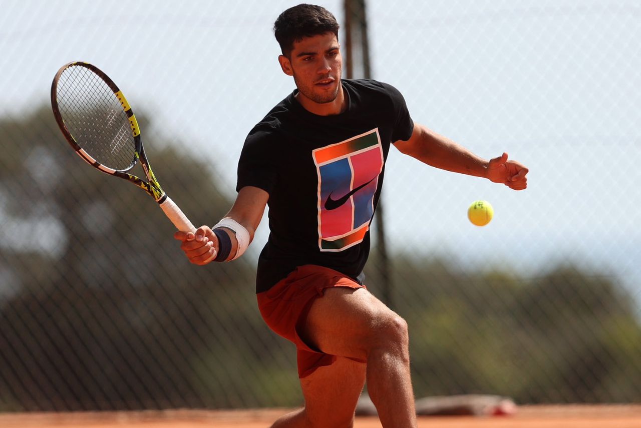 Tenista Carlos Alcaraz em treino em Mônaco em 2024