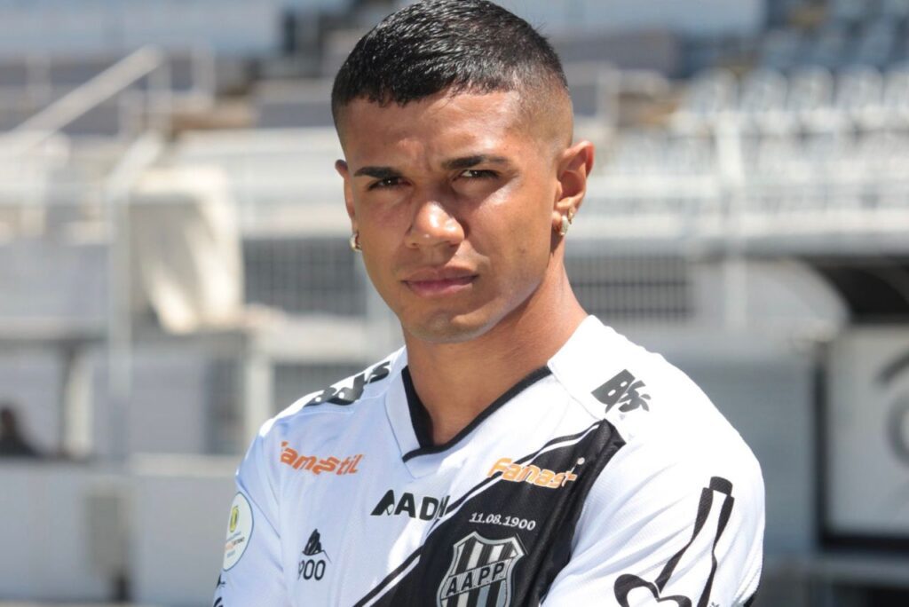 Atacante colombiano Paul Villero posa com a camisa da Ponte Preta