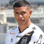 Atacante colombiano Paul Villero posa com a camisa da Ponte Preta