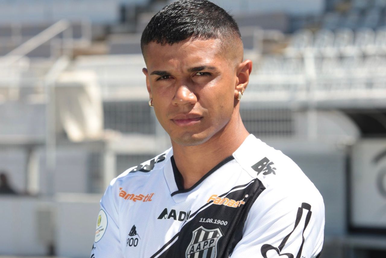 Atacante colombiano Paul Villero posa com a camisa da Ponte Preta