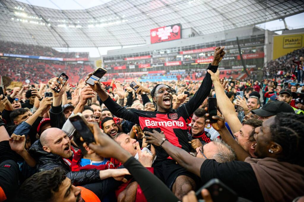 Torcedores do Bayern Leverkussen comemoraram com os jogadores. Foto: Reprodução/X