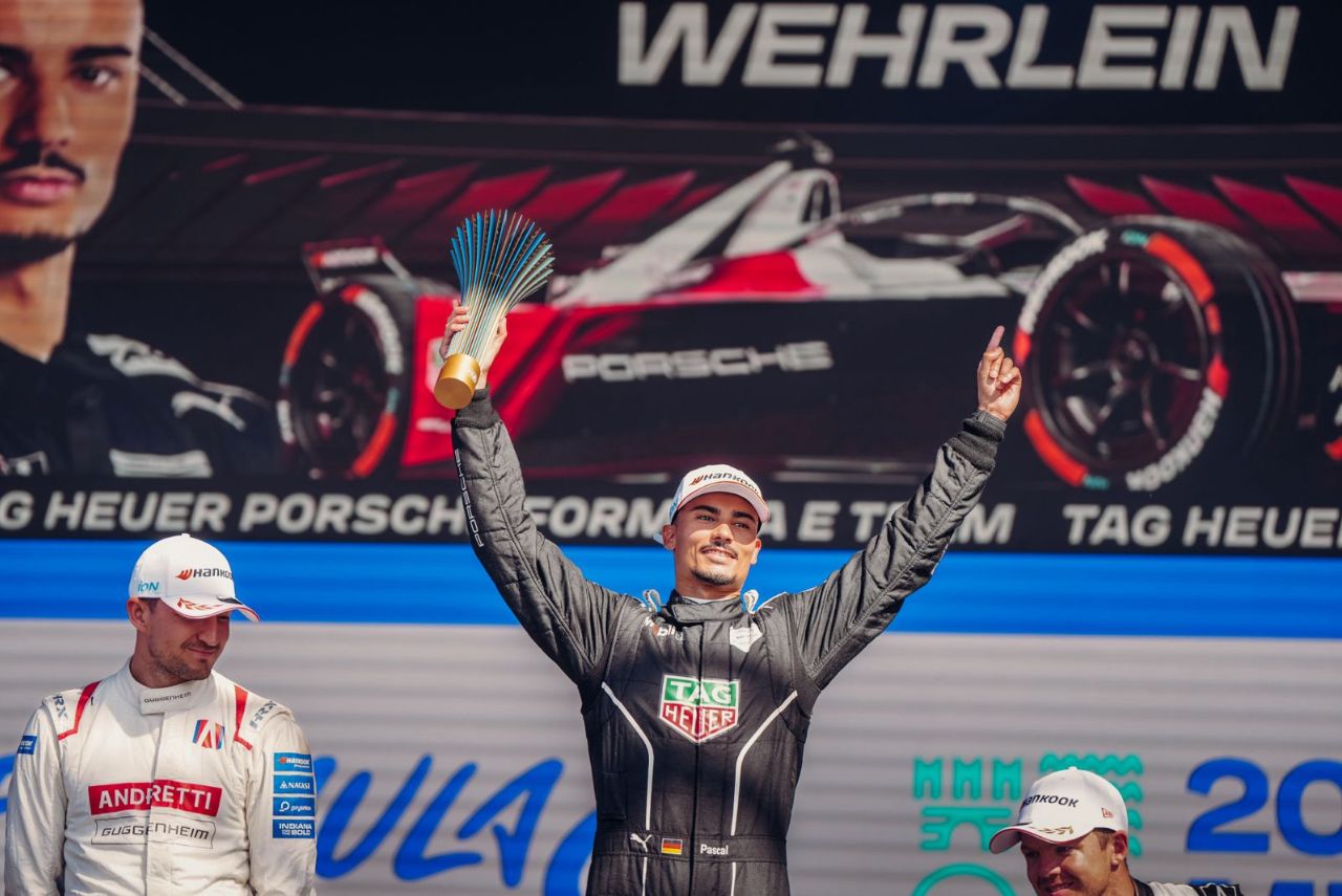 Piloto Pascal Wehrlein, da Porsche na Fórmula E, no pódio do ePrix de Misano em 2024