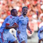 Nicolás De La Cruz e Giorgian De Arrascaeta comemorando gol do Flamengo contra o Atlético-GO no Brasileirão 2024