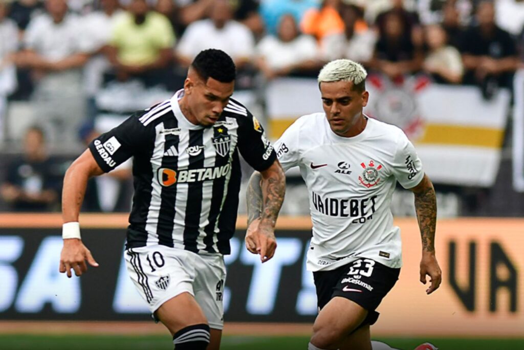 Paulinho e Fagner em jogo Corinthians x Atlético-MG no Brasileirão 024