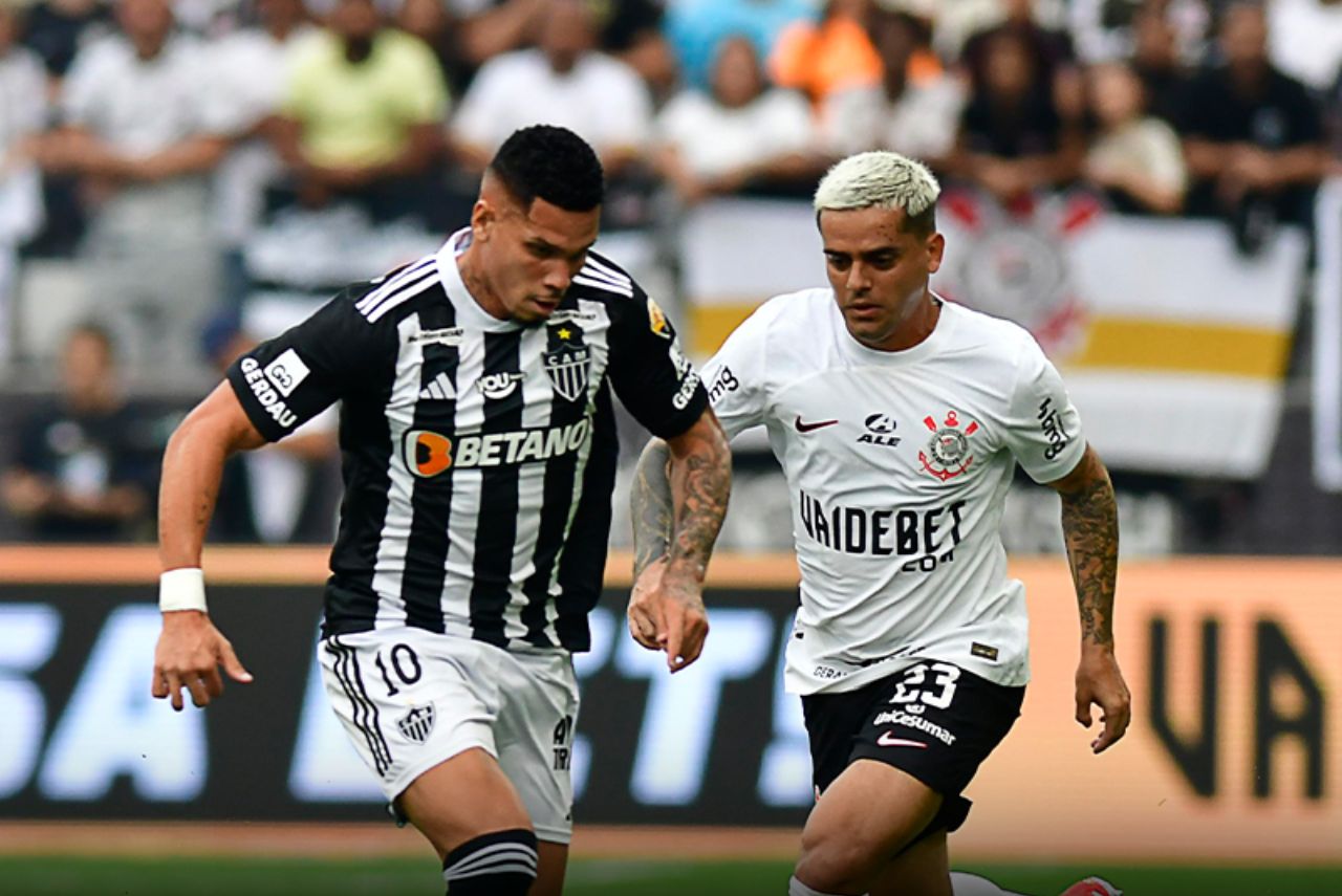 Paulinho e Fagner em jogo Corinthians x Atlético-MG no Brasileirão 024
