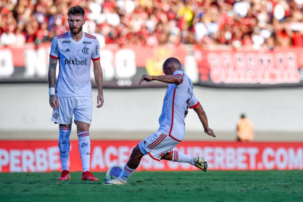 De La Cruz abriu o placar para o Flamengo com um belo gol de falta. Foto: Marcelo Cortes/ Flamengo