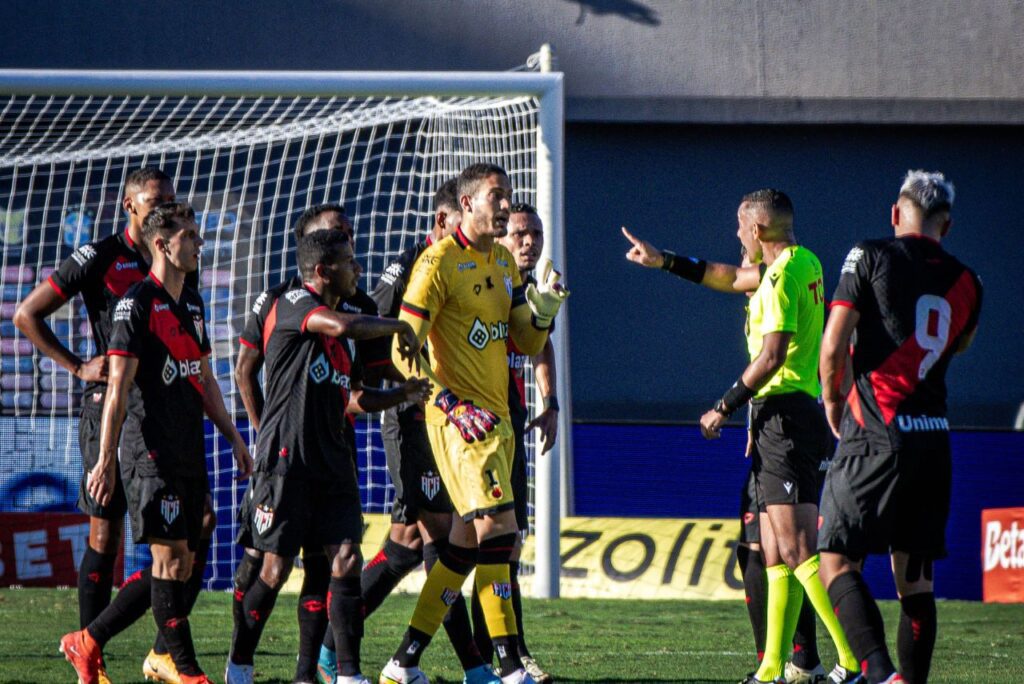 Arbitragem foi criticada em vitória do Flamengo