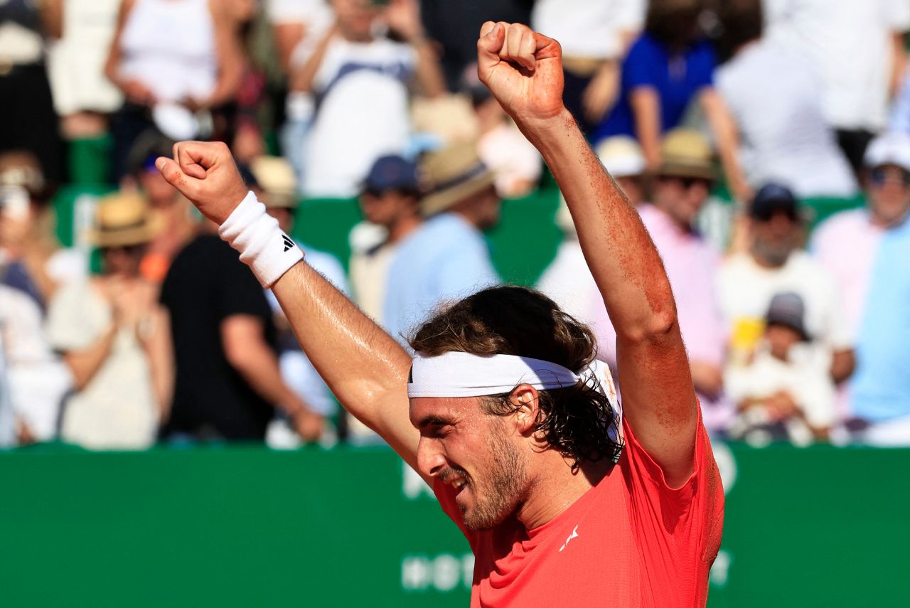 Grego Sefanos Tsitsipas comemora título em Monte Carlo