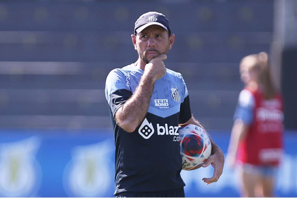 Kleiton Lima deixou o comando da equipe feminina do Santos (Foto: Pedro Ernesto Guerra Azevedo/SFC)