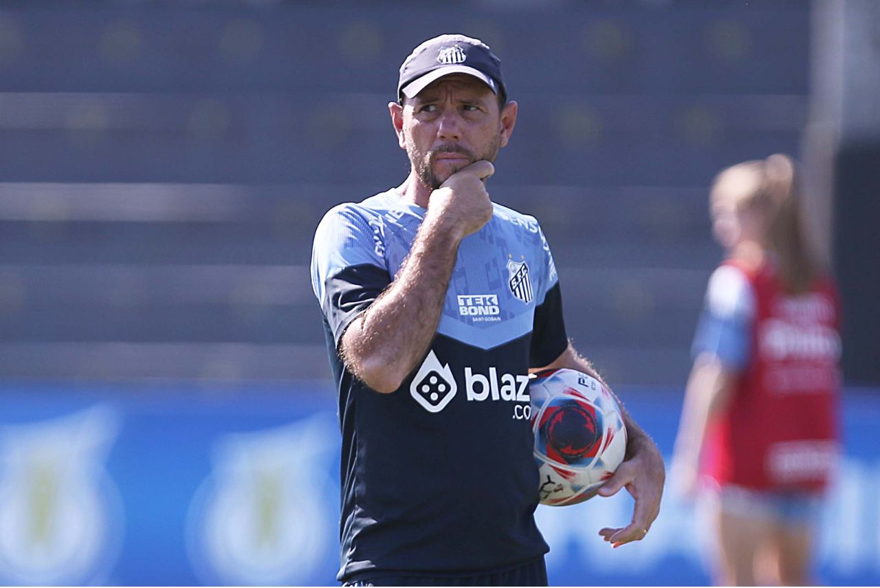 Kleiton Lima deixou o comando da equipe feminina do Santos (Foto: Pedro Ernesto Guerra Azevedo/SFC)