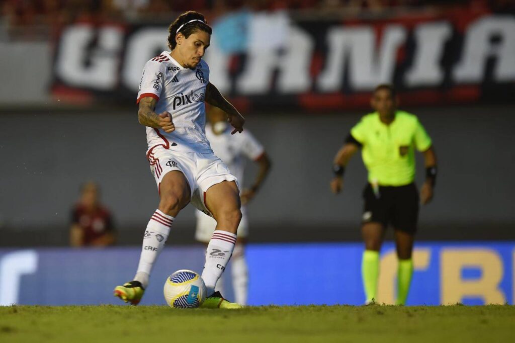 Após a análise do VAR no jogo, Pedro converte pênalti para o Flamengo. Foto: Marcelo Cortes/CRF