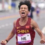 He Jie, vencedor da Meia Maratona de Pequim no último domingo (Foto: William West/AFP)