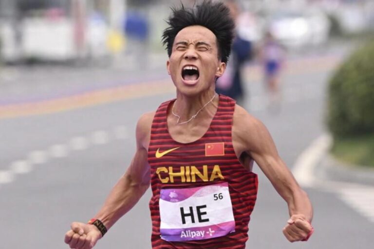 <p>He Jie, vencedor da Meia Maratona de Pequim no último domingo (Foto: William West/AFP)</p>