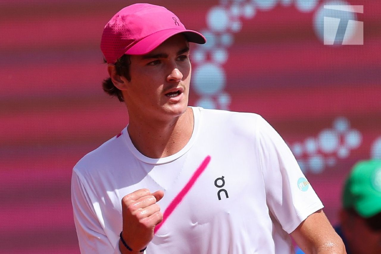 Tenista João Fonseca em jogo do ATP 250 de Bucareste 2024