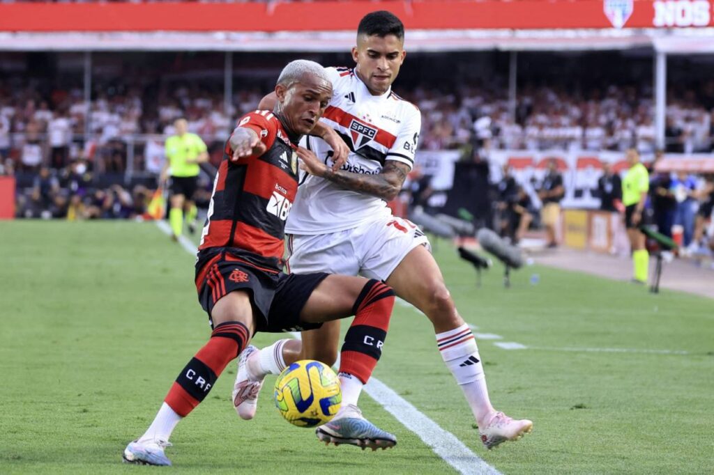 Wesley do Flamengo, está liberado para enfrentar o São Paulo. Foto: MARCELLO ZAMBRANAAFP