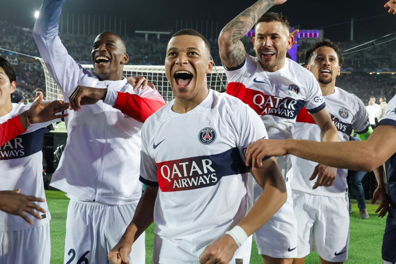Mbappé comemora classificação com companheiros