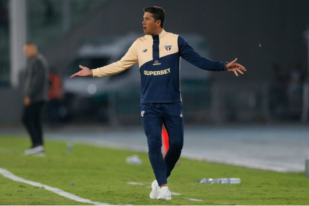 Thiago Carpini, treinador do São Paulo (Foto: Diego Lima/AFP)